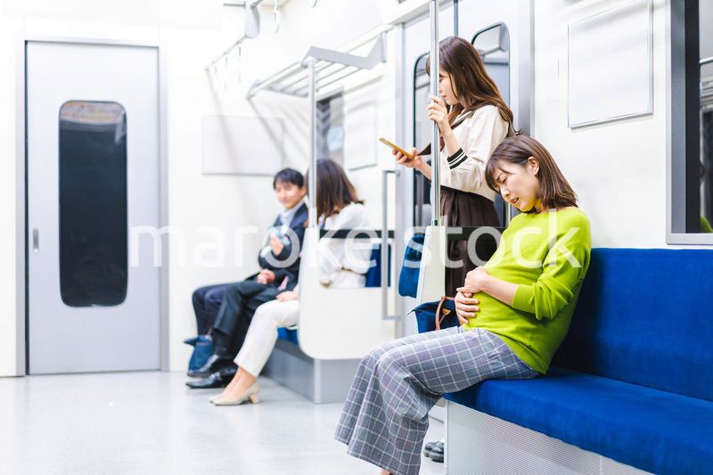 電車内で気分が悪くなった妊婦