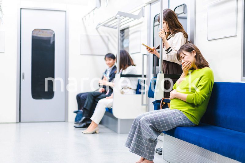 電車内で気分が悪くなった妊婦