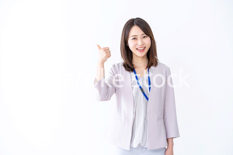 OKサインを示す若いビジネスウーマン