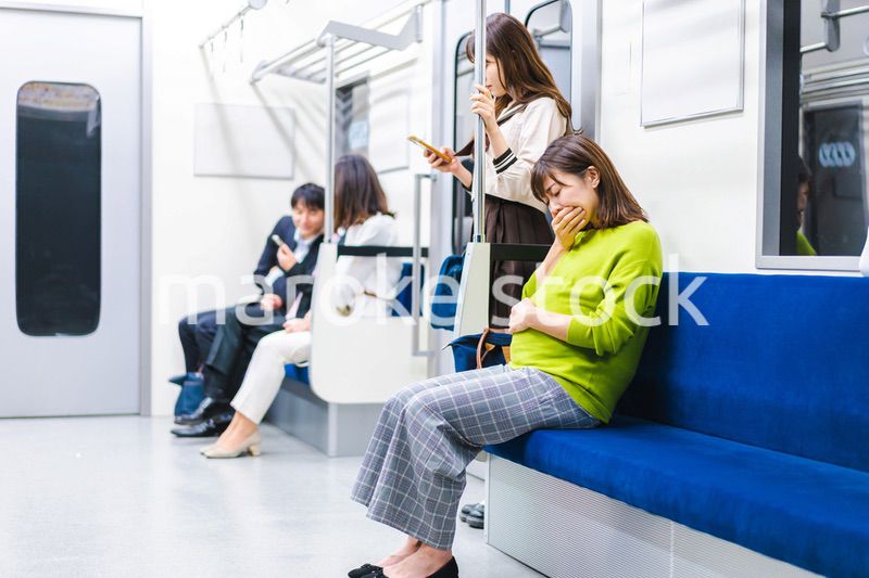 電車内で気分が悪くなった妊婦