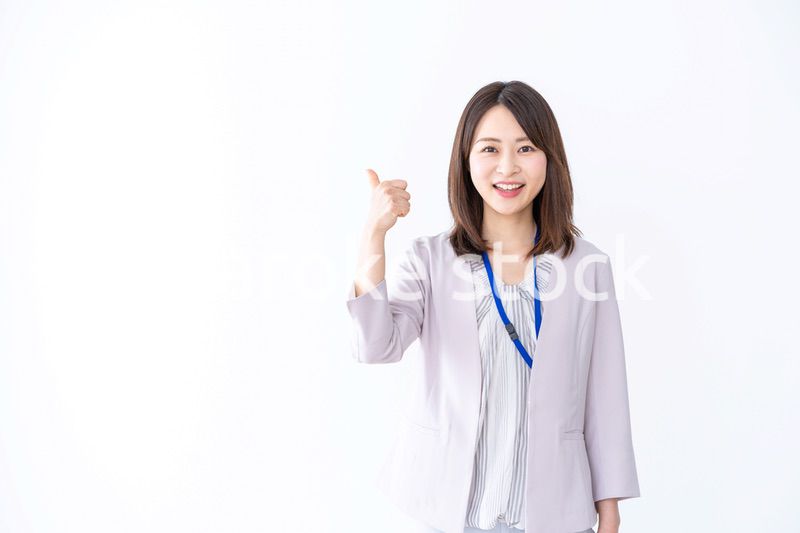 OKサインを示す若いビジネスウーマン