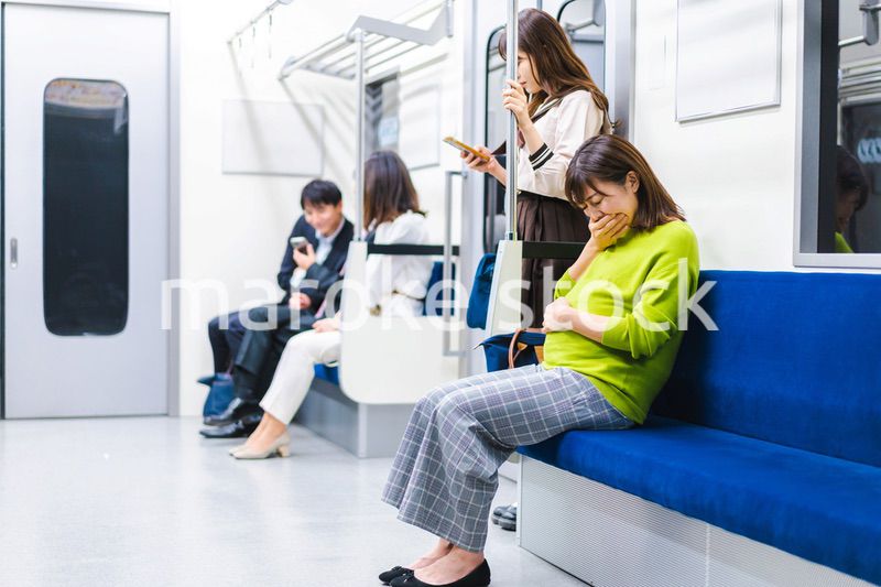 電車内で気分が悪くなった妊婦
