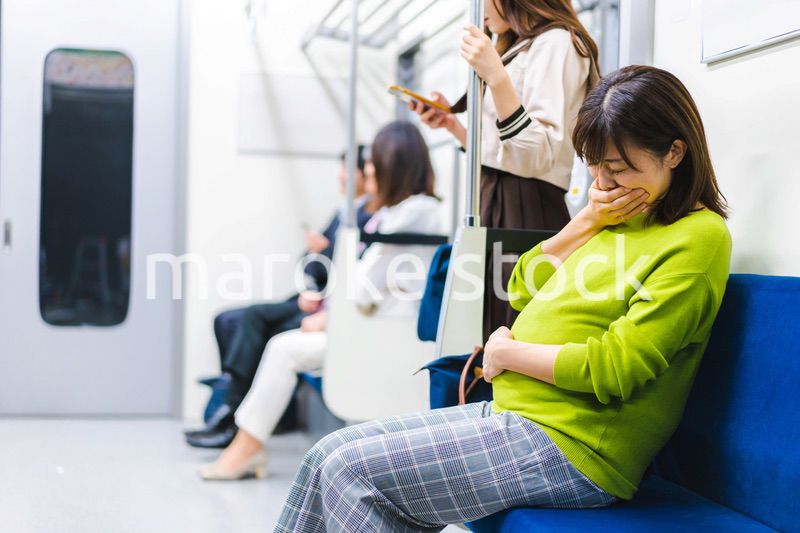 電車内で気分が悪くなった妊婦