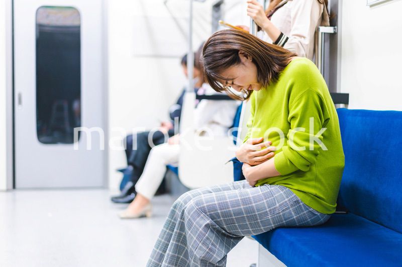 電車内で気分が悪くなった妊婦