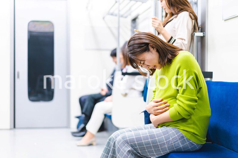 電車内で気分が悪くなった妊婦