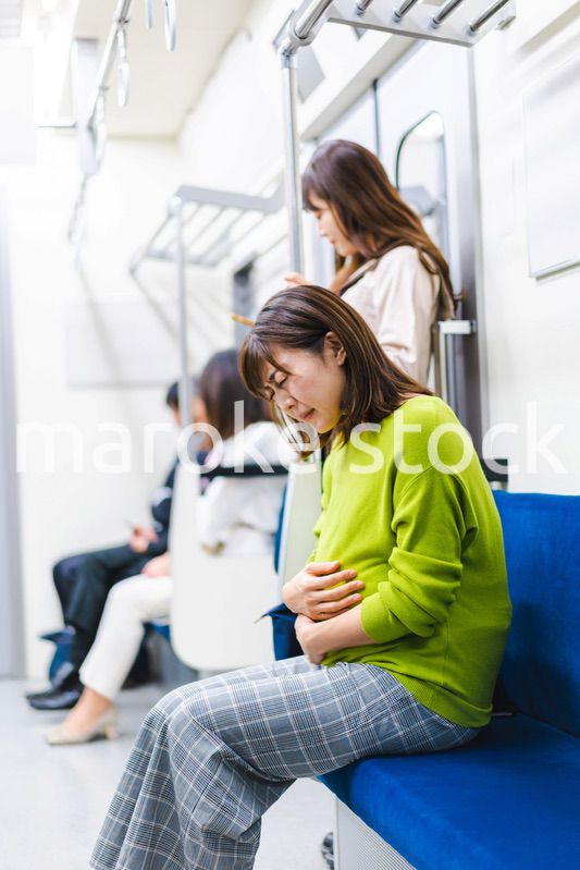 電車内で気分が悪くなった妊婦