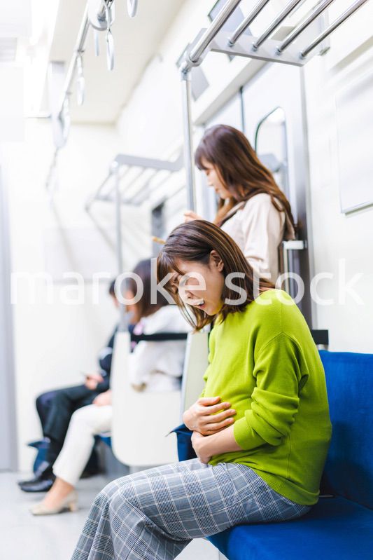 電車内で気分が悪くなった妊婦