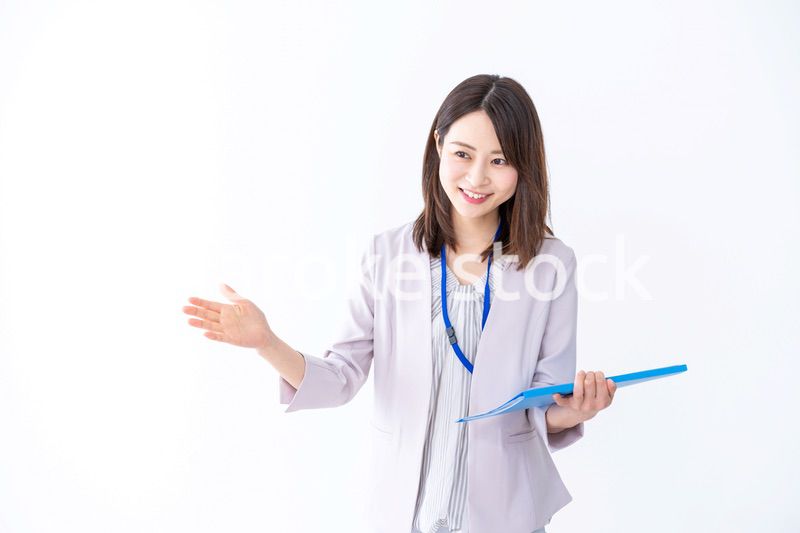 プレゼンテーションをする若いビジネスウーマン