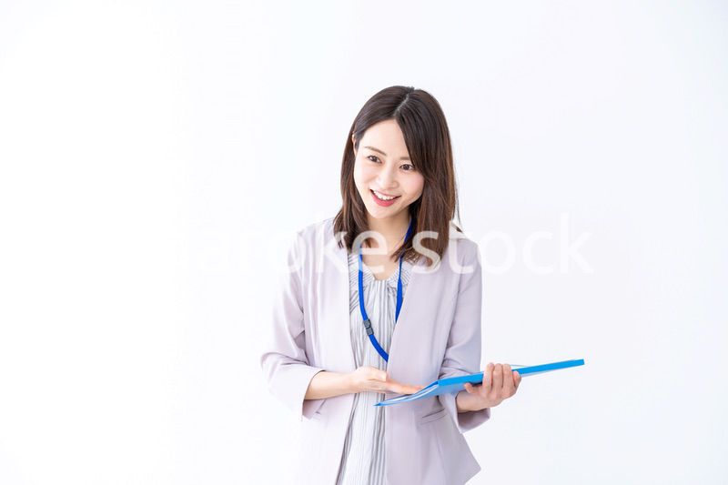 プレゼンテーションをする若いビジネスウーマン