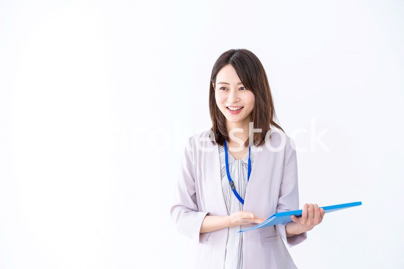 プレゼンテーションをする若いビジネスウーマン