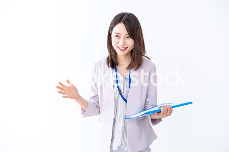 プレゼンテーションをする若いビジネスウーマン