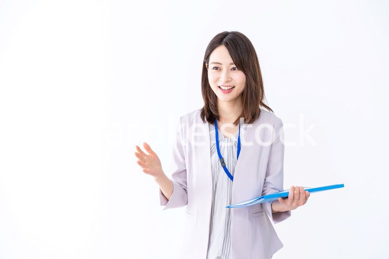 プレゼンテーションをする若いビジネスウーマン