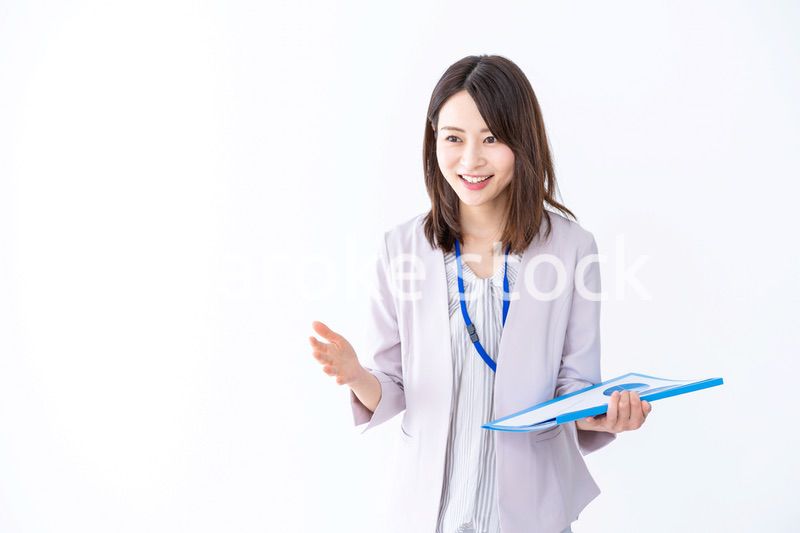 プレゼンテーションをする若いビジネスウーマン