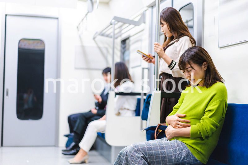 電車内で気分が悪くなった妊婦