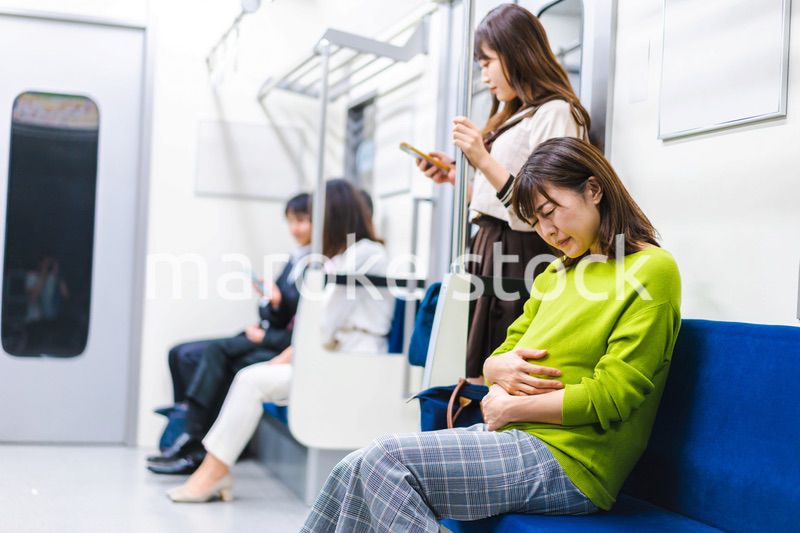 電車内で気分が悪くなった妊婦