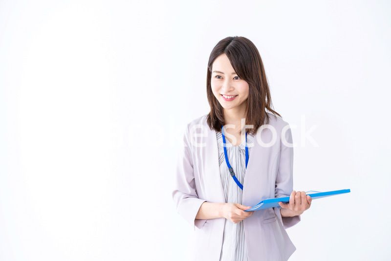 プレゼンテーションをする若いビジネスウーマン