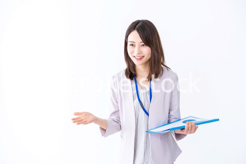 プレゼンテーションをする若いビジネスウーマン