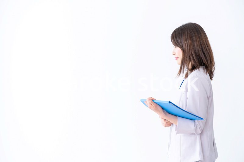 プレゼンテーションをする若いビジネスウーマン