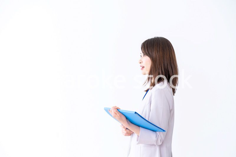 プレゼンテーションをする若いビジネスウーマン