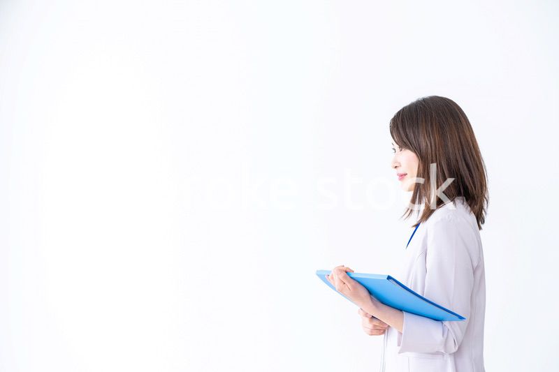 プレゼンテーションをする若いビジネスウーマン