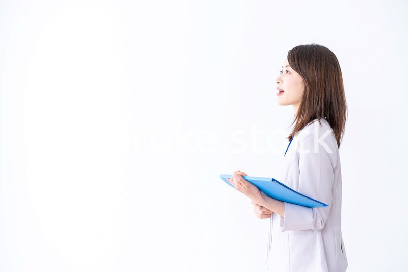 プレゼンテーションをする若いビジネスウーマン