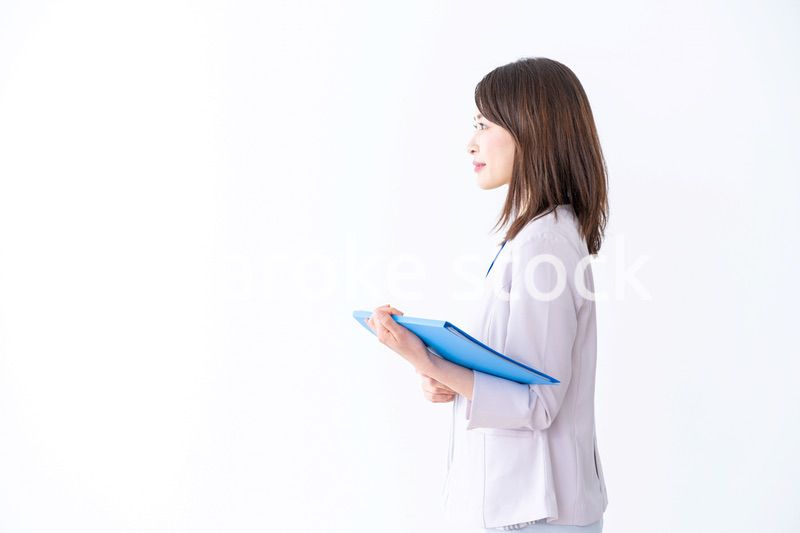 プレゼンテーションをする若いビジネスウーマン