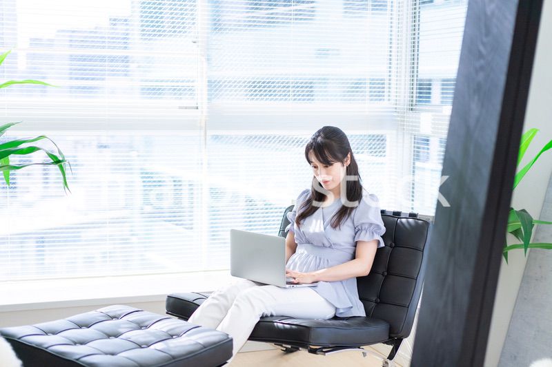 オフィスで仕事をする経営者の女性