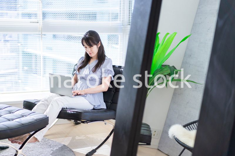 オフィスで仕事をする経営者の女性