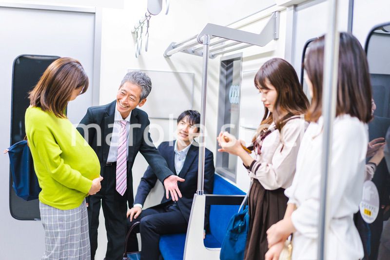 妊婦に優先座席を譲る男性