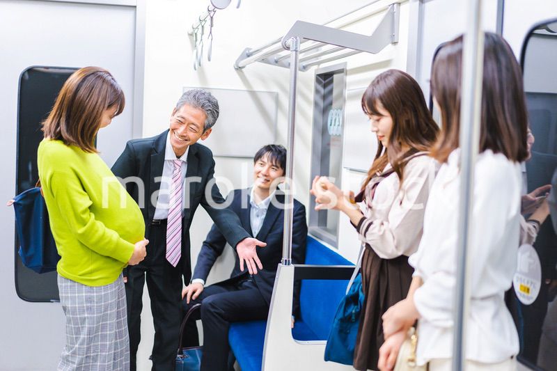 妊婦に優先座席を譲る男性