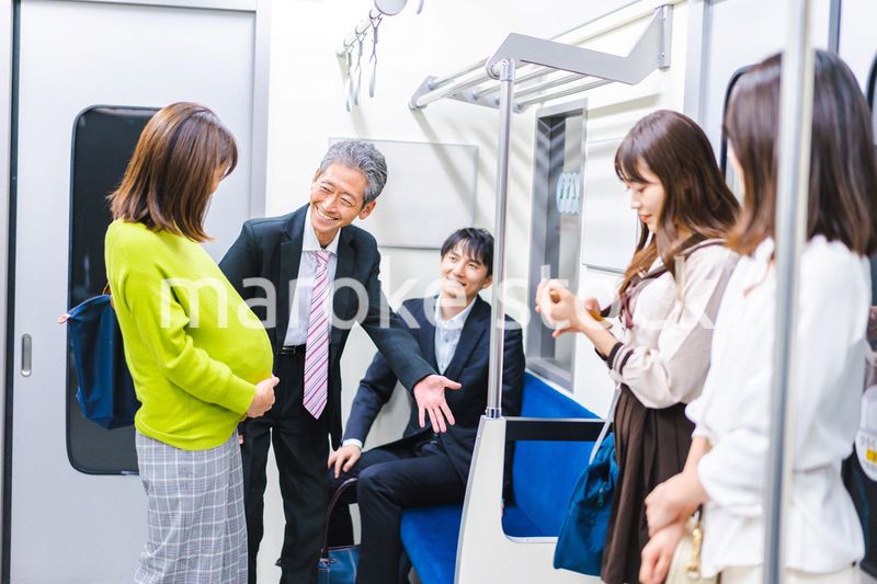 妊婦に優先座席を譲る男性