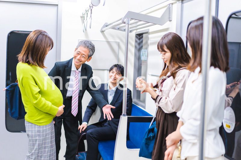 妊婦に優先座席を譲る男性