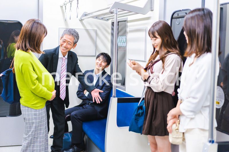 妊婦に優先座席を譲る男性