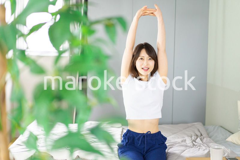 健やかに目覚める若い女性