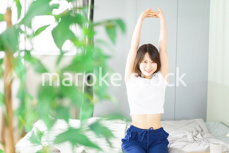 健やかに目覚める若い女性
