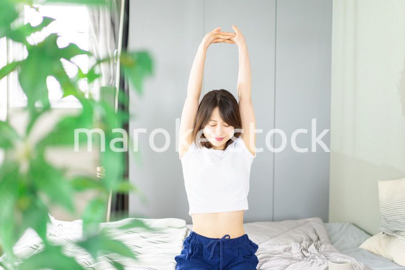 健やかに目覚める若い女性