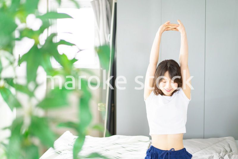 健やかに目覚める若い女性