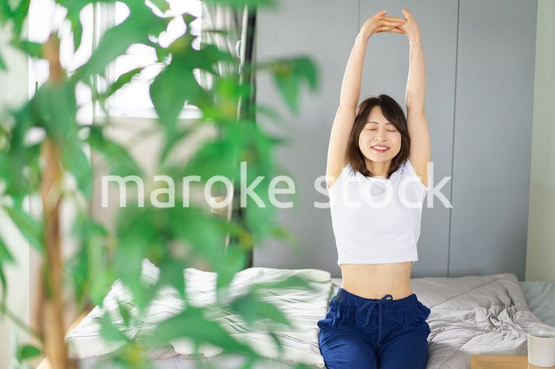 健やかに目覚める若い女性