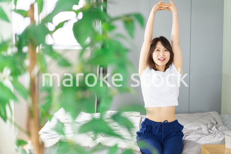 健やかに目覚める若い女性