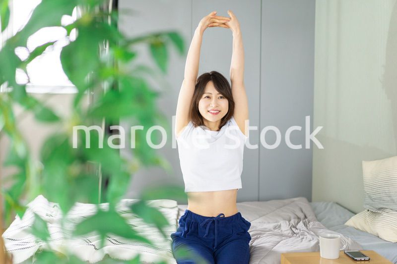 健やかに目覚める若い女性