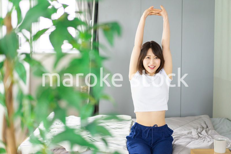 健やかに目覚める若い女性