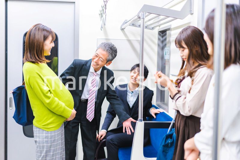 妊婦に優先座席を譲る男性