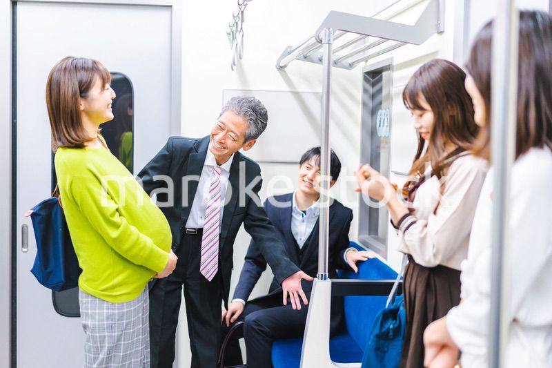 妊婦に優先座席を譲る男性
