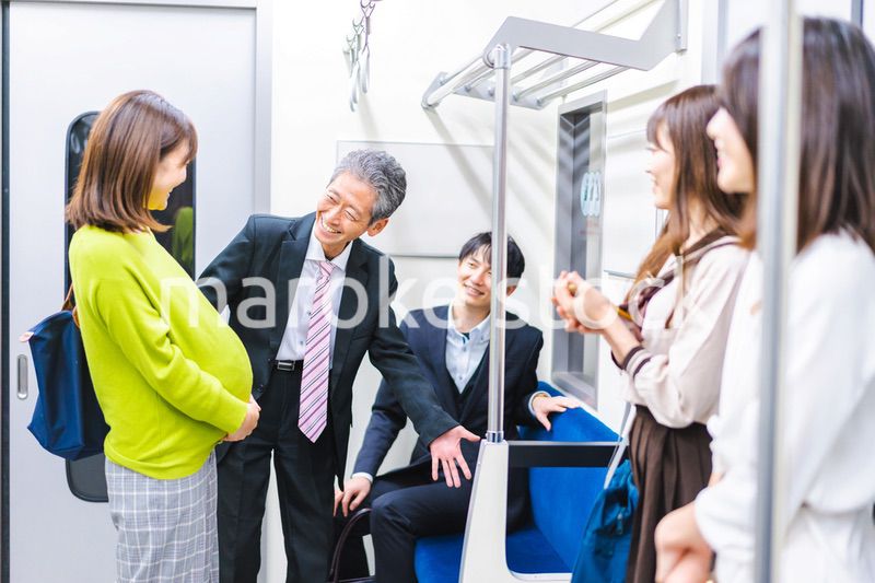 妊婦に優先座席を譲る男性