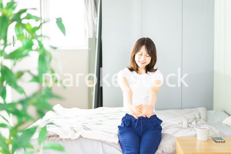 健やかに目覚める若い女性