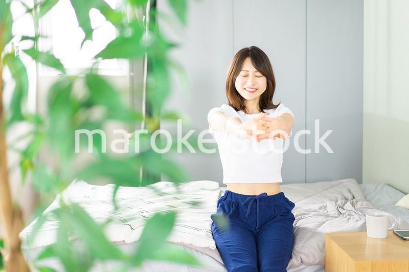 健やかに目覚める若い女性