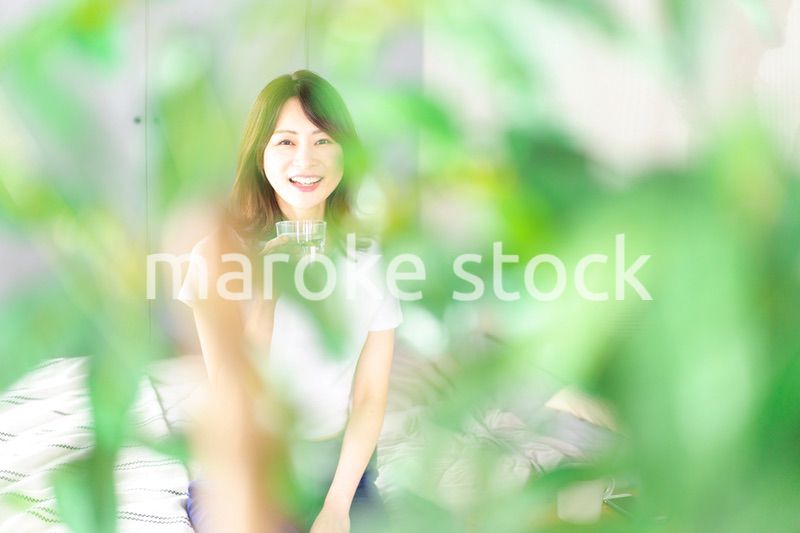 起きて水分補給をする若い女性