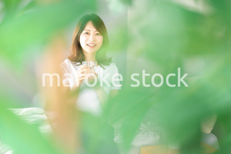起きて水分補給をする若い女性