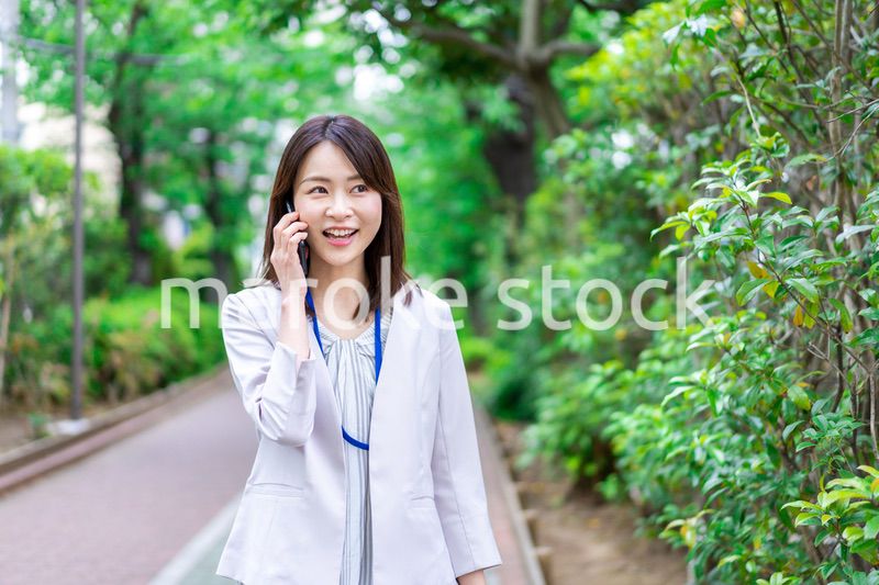 外で電話をするビジネスウーマン