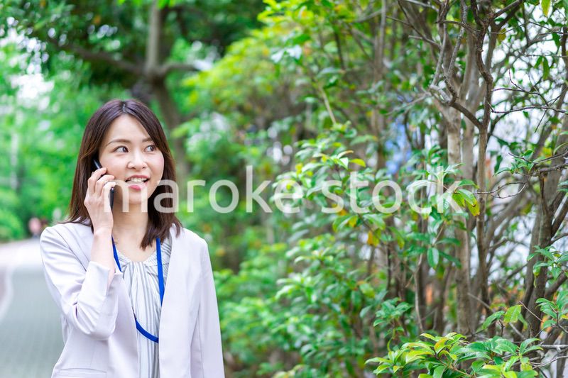 外で電話をするビジネスウーマン